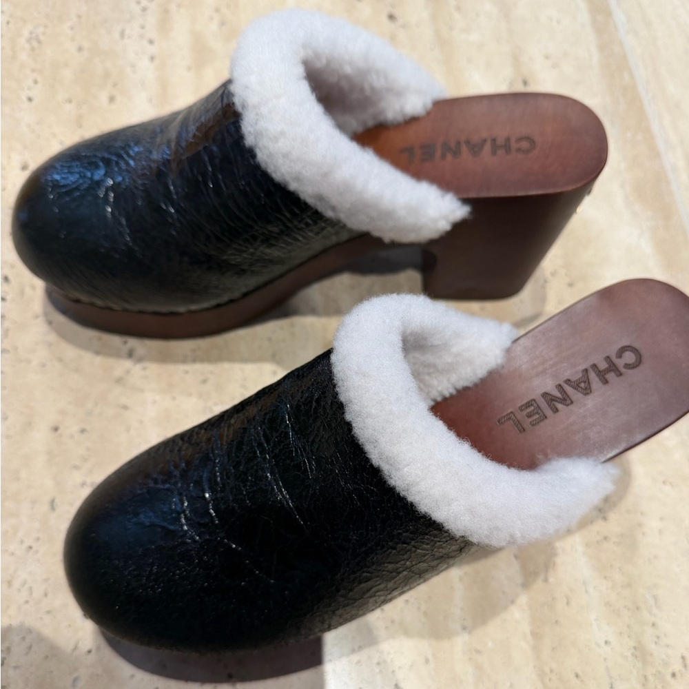 CHANEL Black Leather Clog Mules with White Shearling Trim